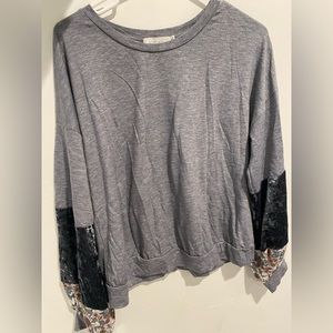 Grey sweater with velvet and floral details